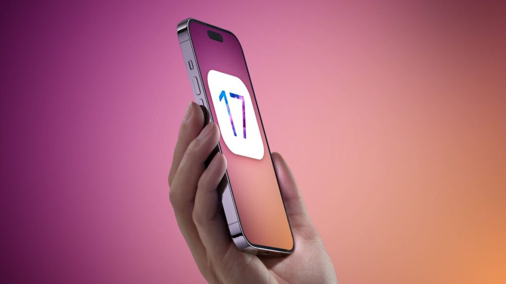 Mano sosteniendo el un iPhone con el nuevo iO17