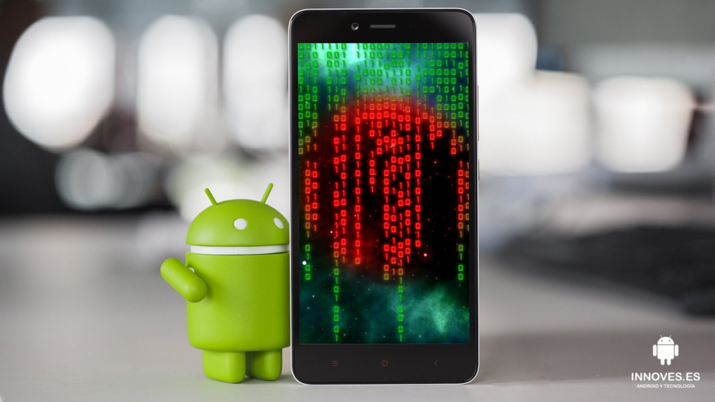 Android cogiendo smartphone con la mano