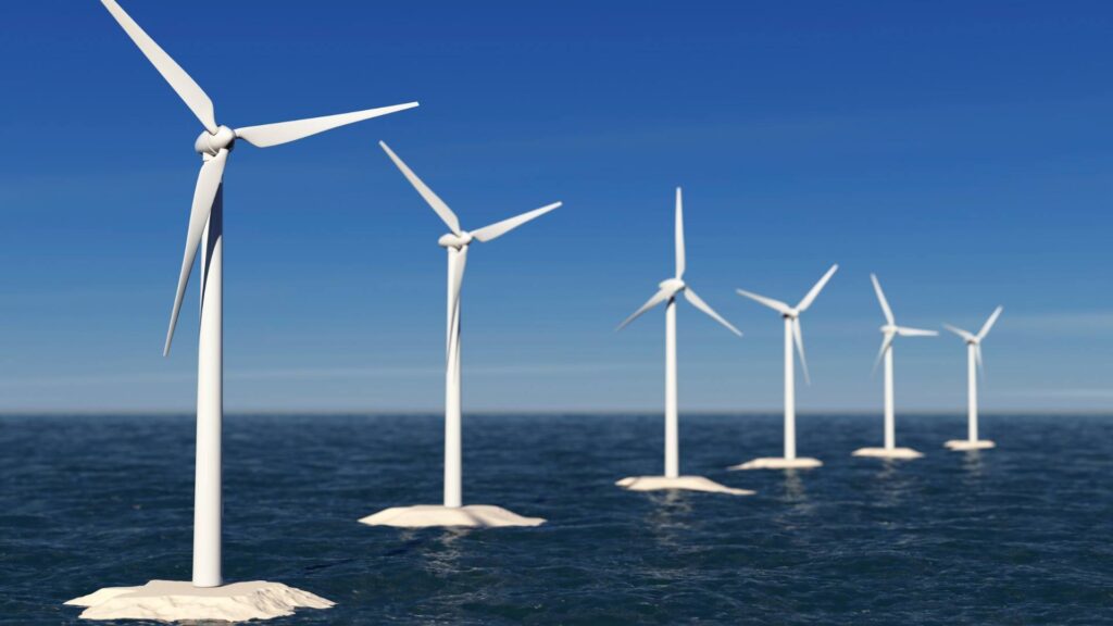Molinos de viento en pleno funcionamiento sobre el mar