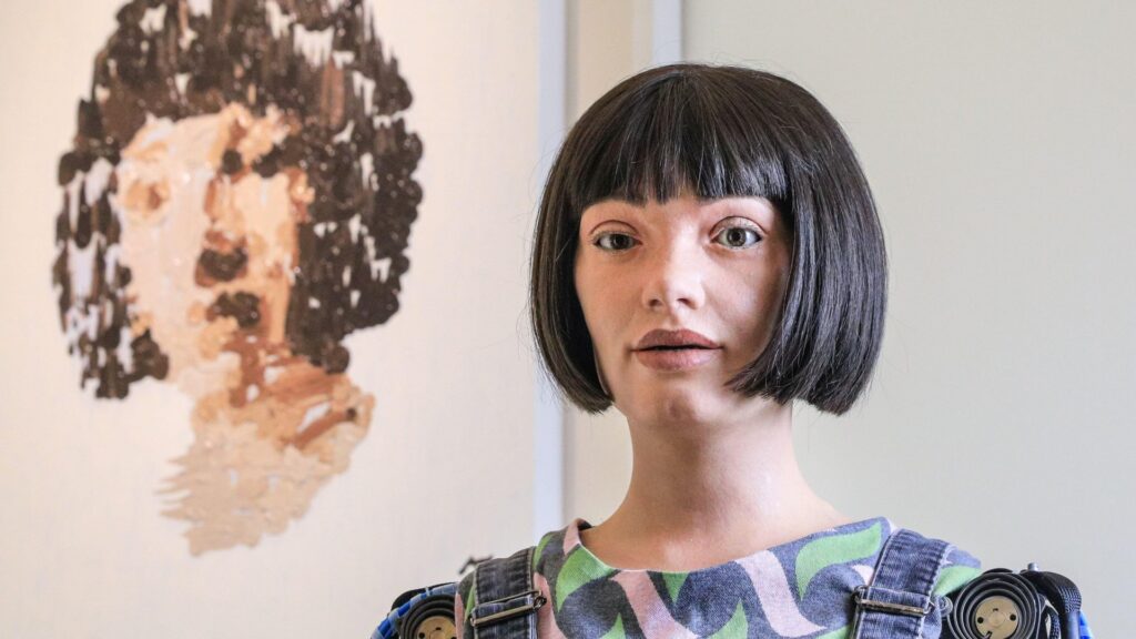 Robot ai-da crea un retrato de ella misma