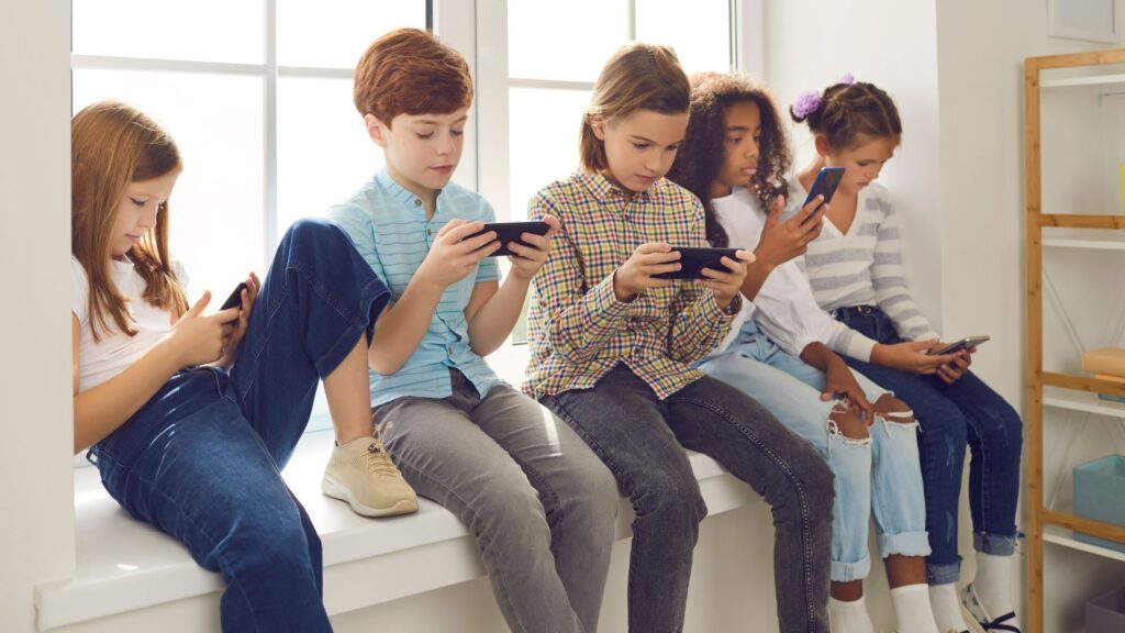 En la era digital es importante darle el uso necesario a dispositivos electrónicos en niños ya que es importante para su crecimiento.