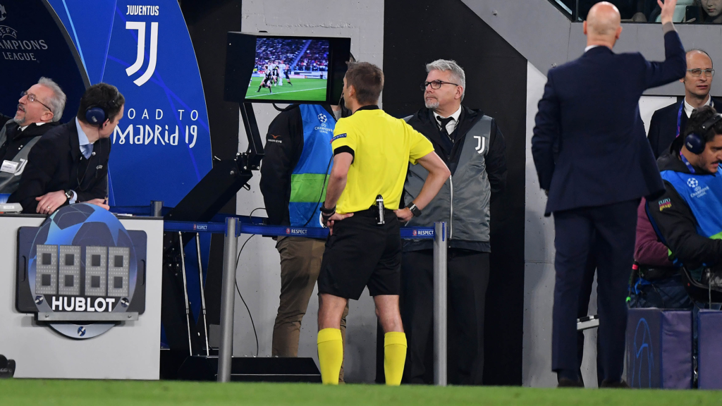 La tecnología del var ha marcado un antes y un después en el fútbol, brindando mayor precisión y justicia a las decisiones arbitrales