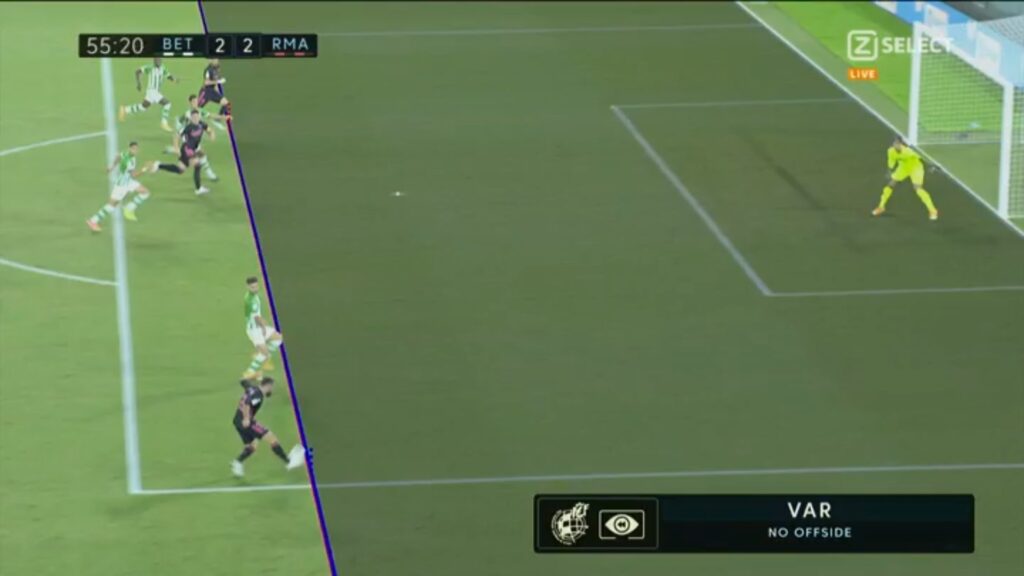 Mostrando la repetición en un partido de futbol sobre una jugada polémica