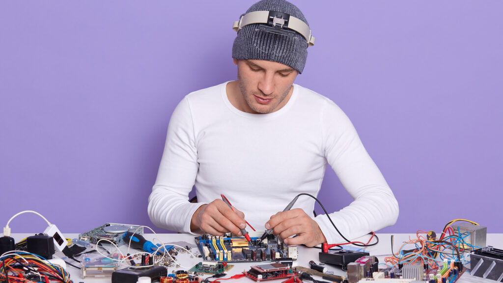 Informático arreglando una placa base