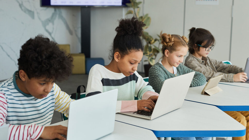 La educación digital ha sido objeto de controversia debido a los efectos negativos que puede tener en el desarrollo de los niños.
