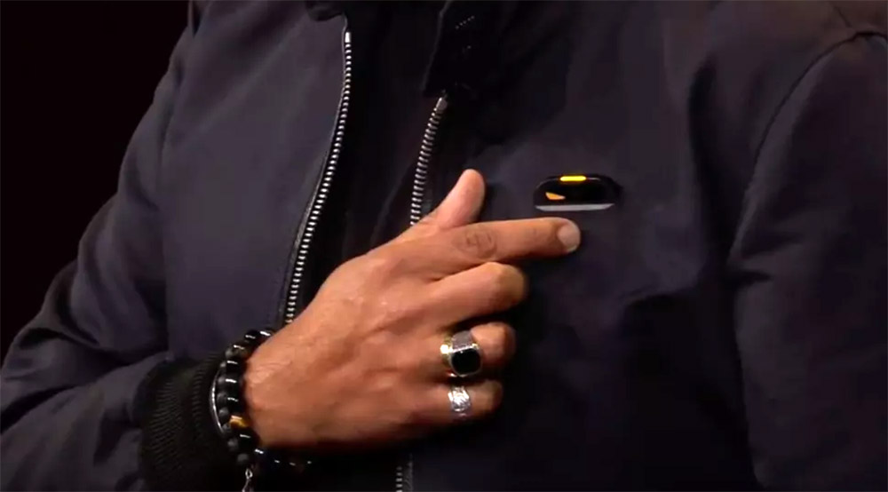 Descubre AI Pin, el revolucionario gadget de 2023 con inteligencia artificial GPT-4 de ChatGPT, que se adhiere a tu ropa y te ofrece traducción de voz