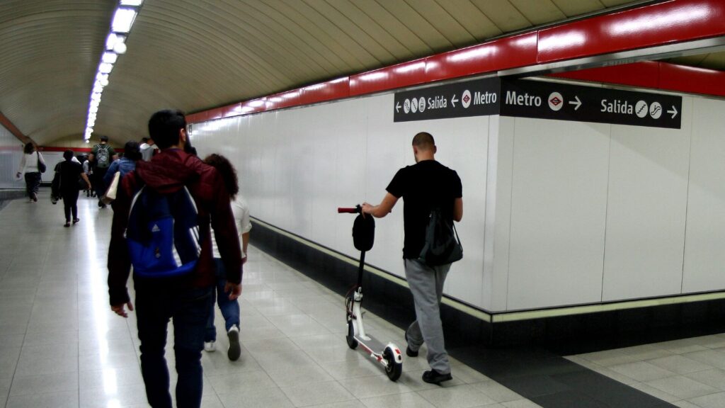Algunas ciudades europeas ofrecen un ejemplo de cómo integrar estos dispositivos de manera segura y eficiente en el transporte público.