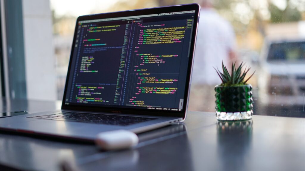 JavaScript es un lenguaje muy común pero Ruby ofrece salarios más altos debido a su demanda en el mercado y su facilidad de uso.