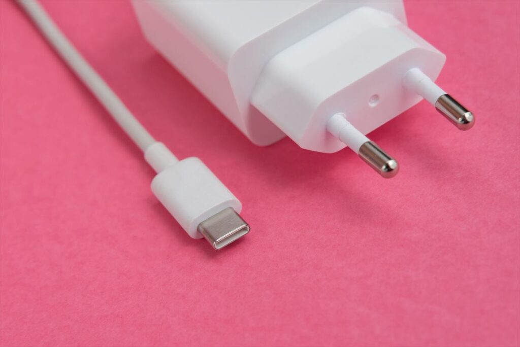 Descubre cómo la normativa europea obliga a usar cargadores USB-C en dispositivos electrónicos para reducir residuos y simplificar la vida de los consumidores.