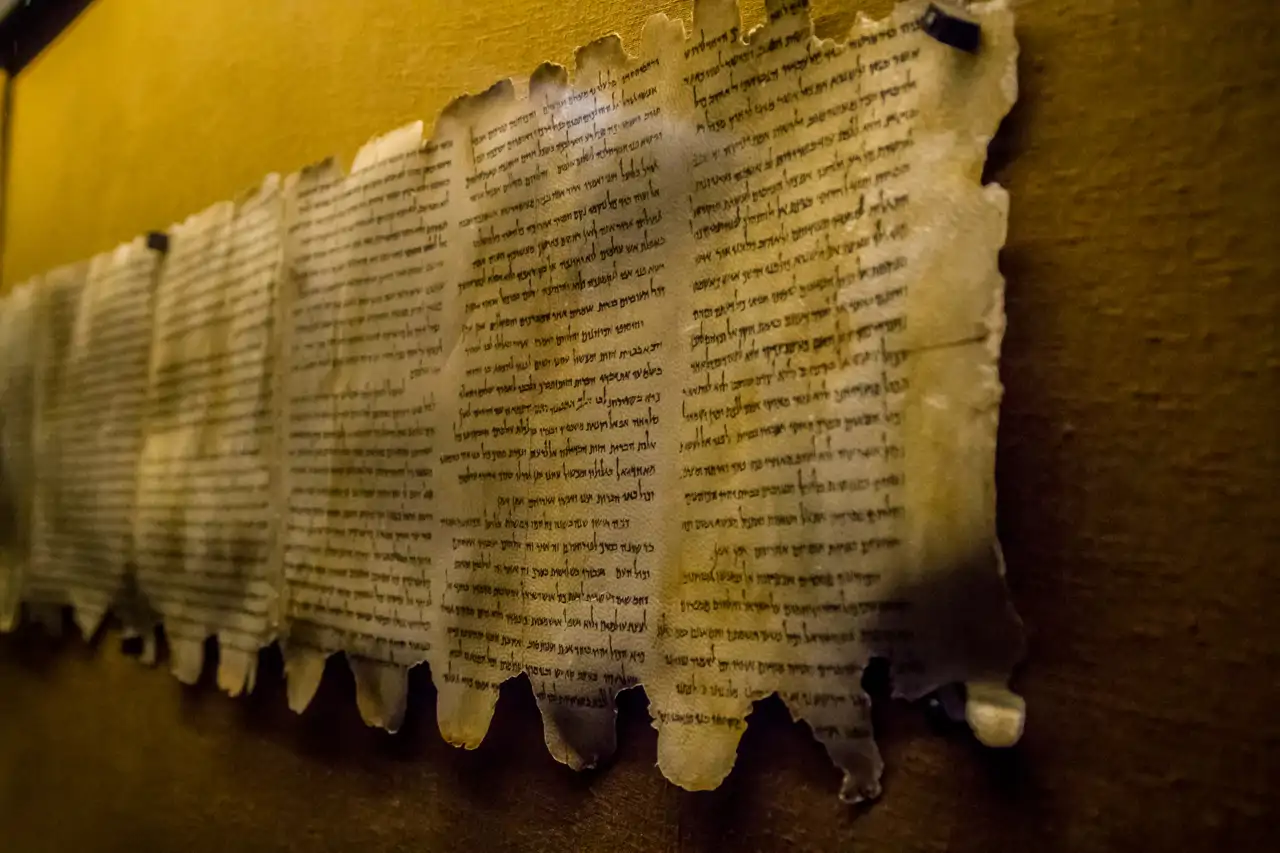 Giro inesperado: La IA demuestra que los Manuscritos del Mar Muerto son más antiguos de lo que se creía