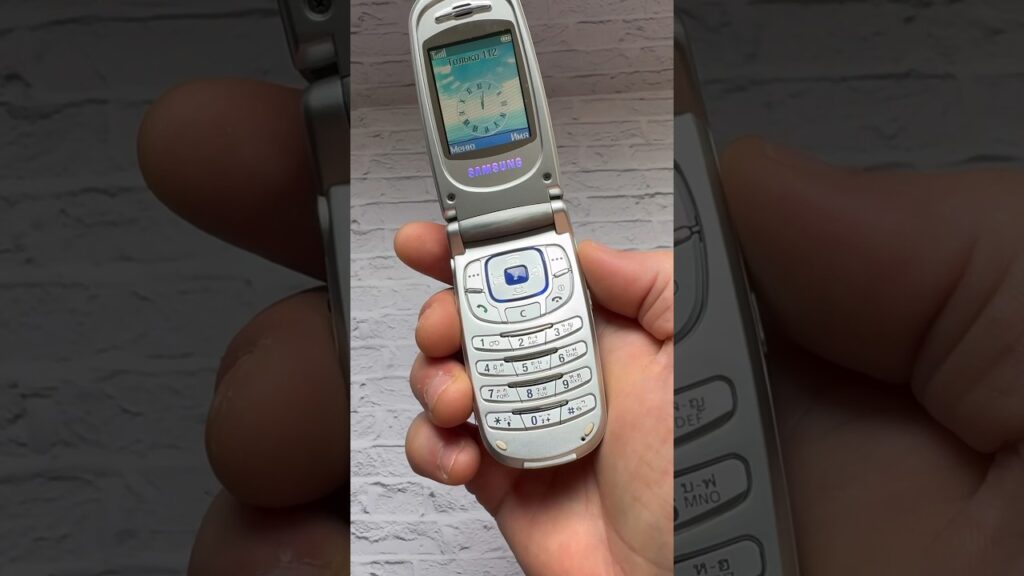 Hace 20 años Samsung tenía un móvil con un botón tan especial que en un antiguo MediaMarkt tuvieron que...