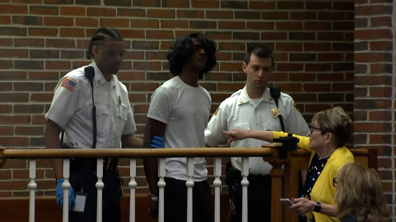 Joven acusado de matar a su madre y hermano usó ChatGPT para crear «historias de fantasía» sobre homicidios, según fiscales